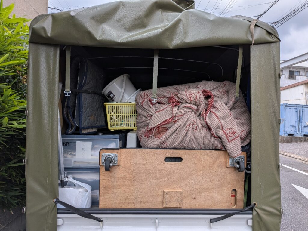 衣類や生活用品を積み込み荷崩れしないよう固定した老人ホーム引越しの荷台