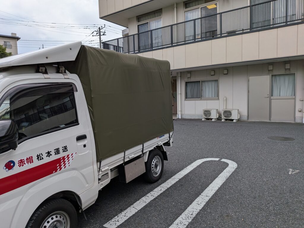 足立区内の老人ホームへ到着した入居引越しの赤帽松本運送