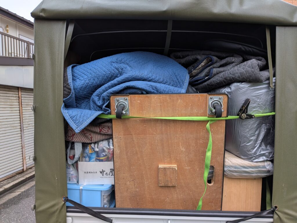 荒川区から足立区への引越しで荷物を養生して積込み