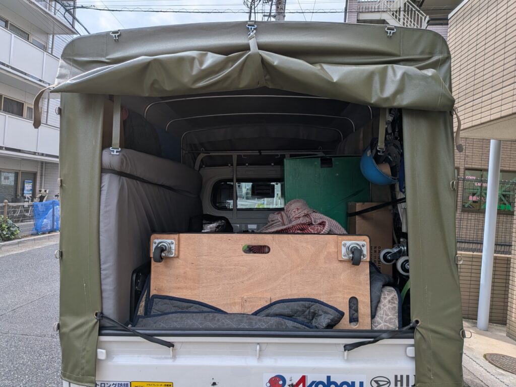 テーブルや家具などを積み込んだ赤帽トラックの荷台
