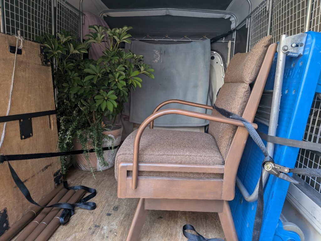 観葉植物と椅子・テーブルの積込み例