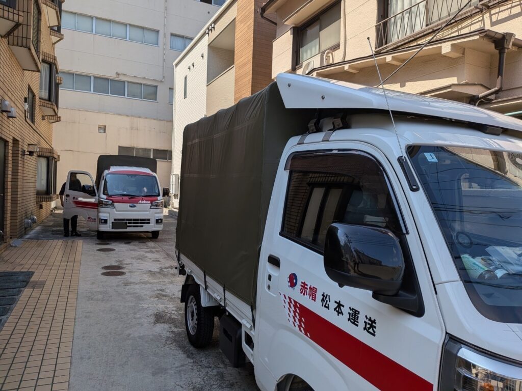 北区のご実家で積み込み作業をする赤帽
