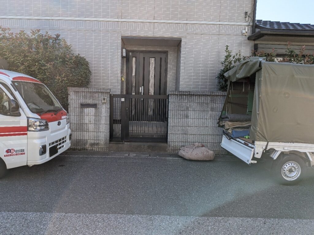 松戸市のご自宅で荷下ろし作業をする赤帽2台口