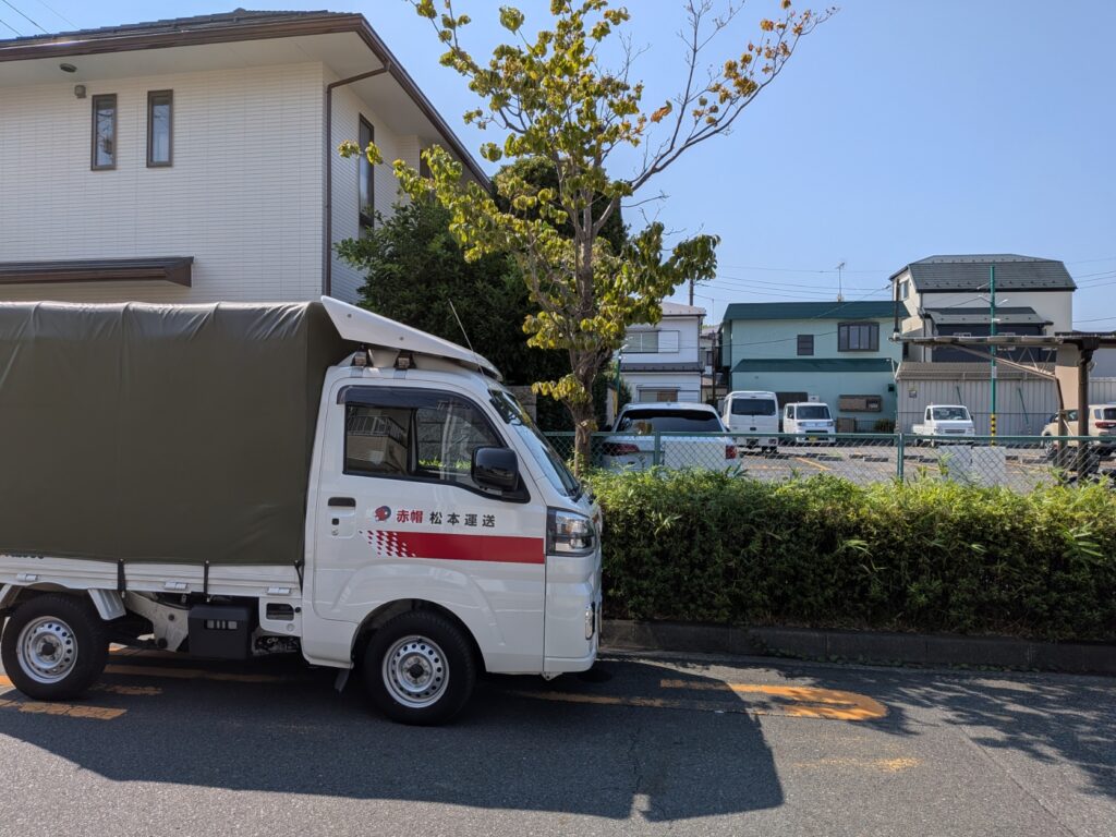 足立区のご自宅から引越し前の荷物配送に伺った赤帽松本運送トラック