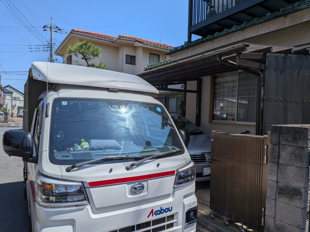 葛飾区のご自宅へ個展作品の集荷に伺った赤帽松本運送トラック