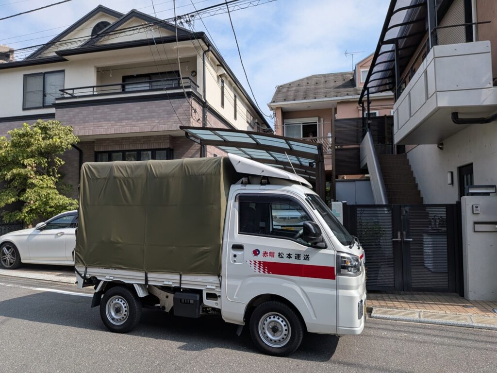 練馬区の施設から電動自転車を配送する赤帽松本運送トラック