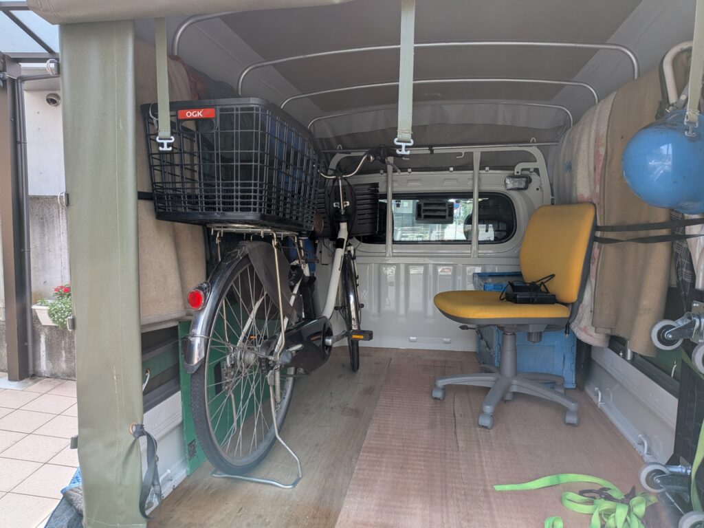 電動自転車と事務椅子を赤帽トラックに積み込んだ様子