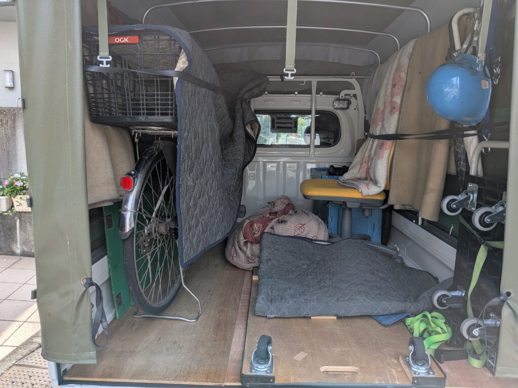 電動自転車を毛布で養生して荷台に固定した様子