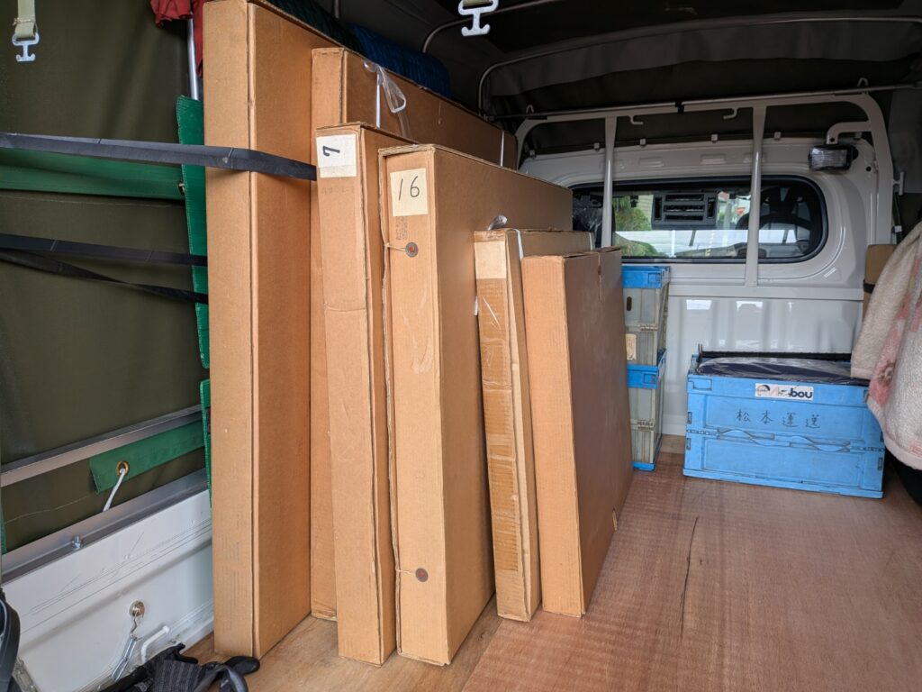 専用段ボールに梱包された絵画を荷台へ積込み