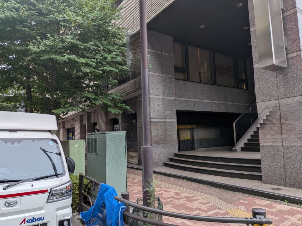 板橋区の地下トランクルームから荷物を搬出する赤帽松本運送トラック