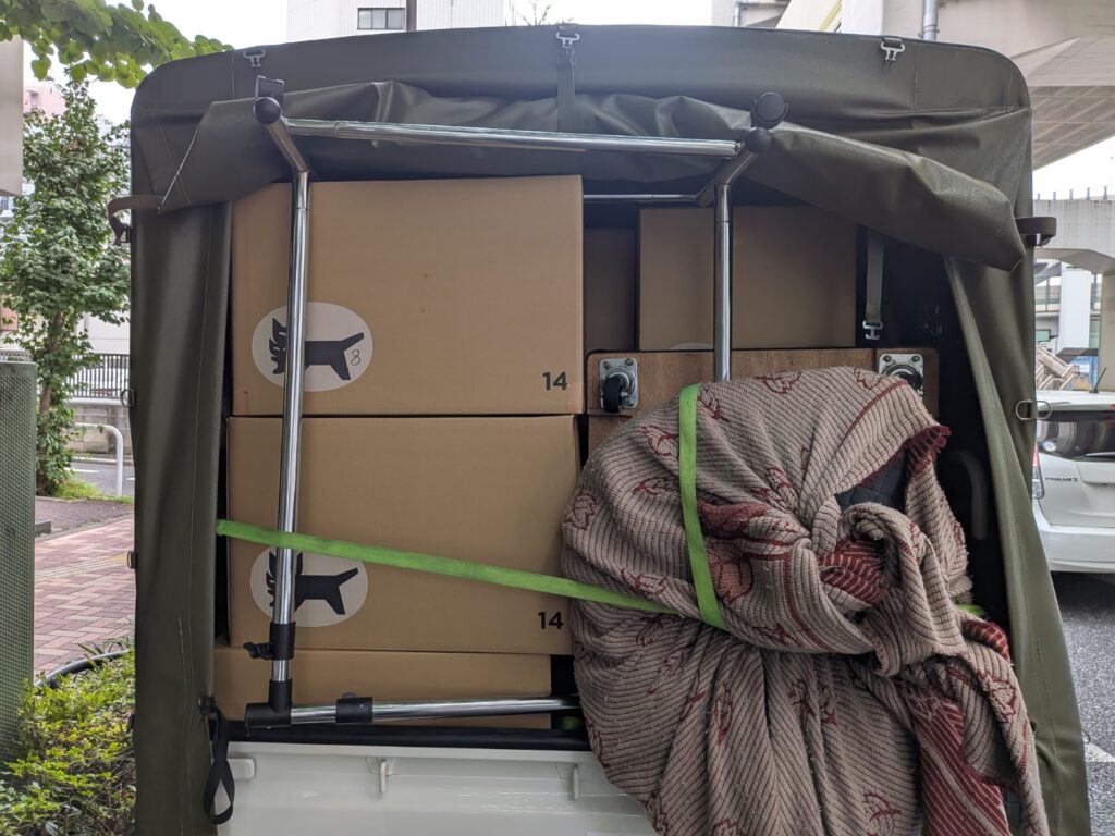 板橋区内のトランクルーム移動で荷物を赤帽トラックに積載