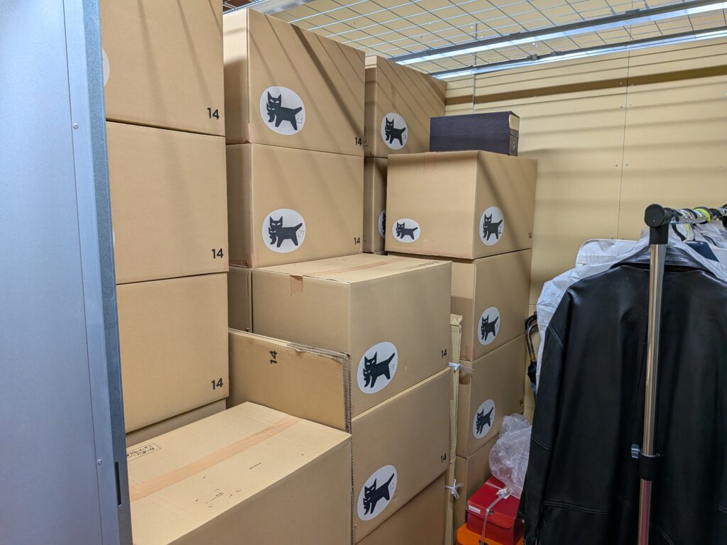 新しいトランクルームへ段ボールや衣類の搬入を完了