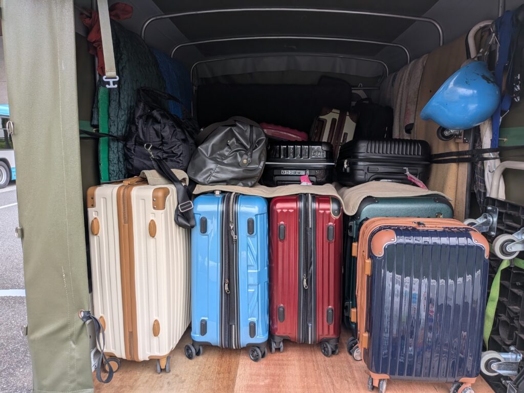 浦安市内のホテルで朝にお預かりした修学旅行のスーツケース