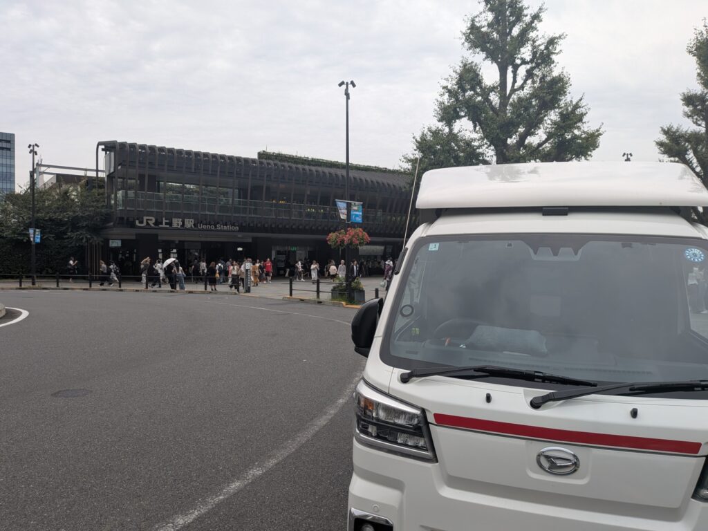 修学旅行のスーツケースをお渡しする上野駅公園口