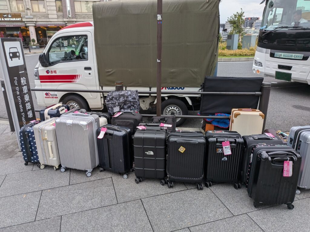 上野駅公園口で学校ごとに並べて生徒さんを待つ修学旅行の旅行カバン