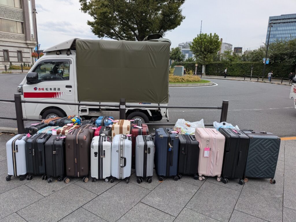 上野駅公園口で生徒さんへの引き渡しを待つ修学旅行のスーツケース