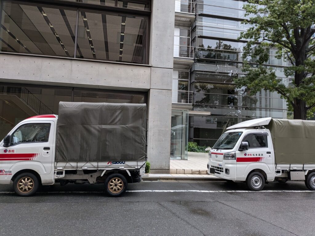 墨田区の設計事務所で家具配送に対応する赤帽トラック2台