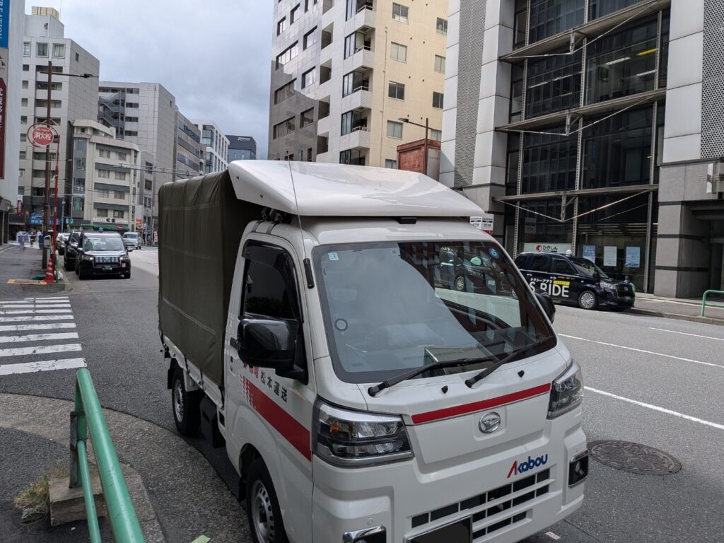 千代田区内神田の会社事務所へ椅子4脚の集荷に伺った赤帽松本運送トラック