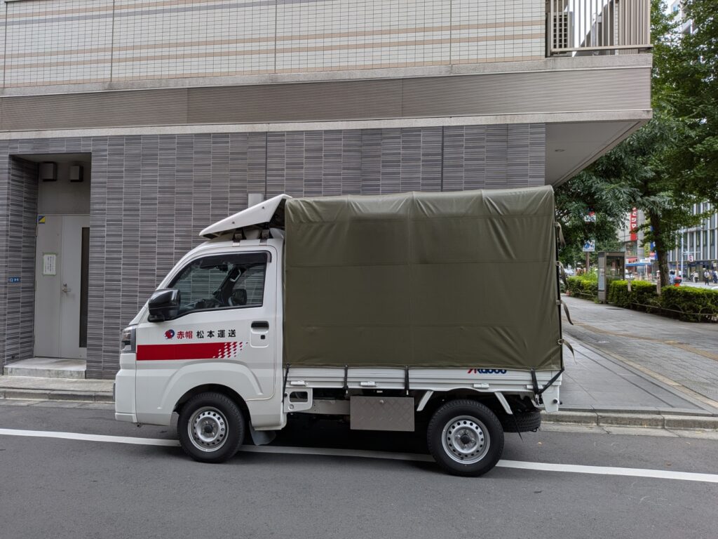 台東区柳橋のマンションへ椅子4脚を配送した赤帽松本運送トラック