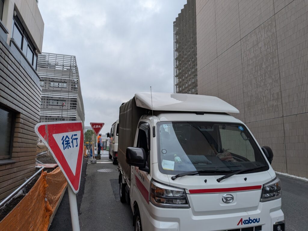 文京区の大学へ建築模型を集荷