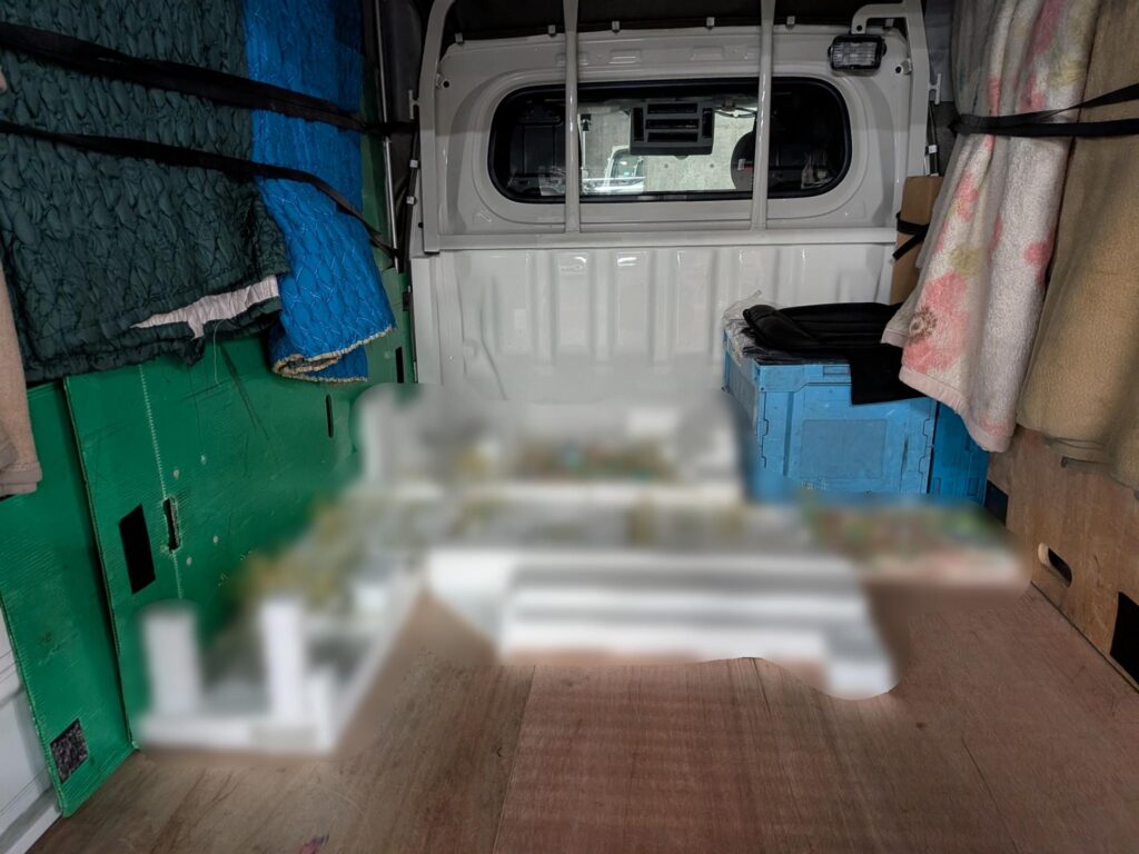 大小7つに分かれた建築模型を荷台へ配置