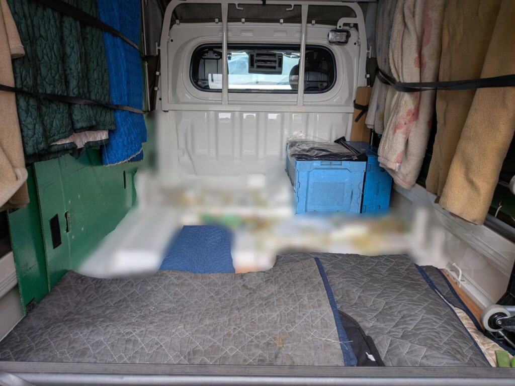 模型本体に触れないようキルティングパッドで養生