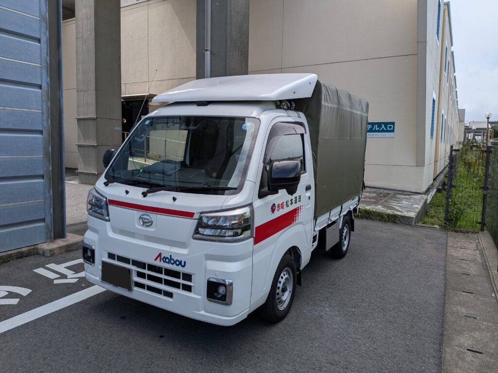 修学旅行のスーツケースを配送した浦安市舞浜のホテル搬入口