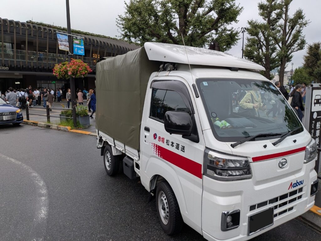 修学旅行の旅行カバン配送で到着した台東区上野駅公園口