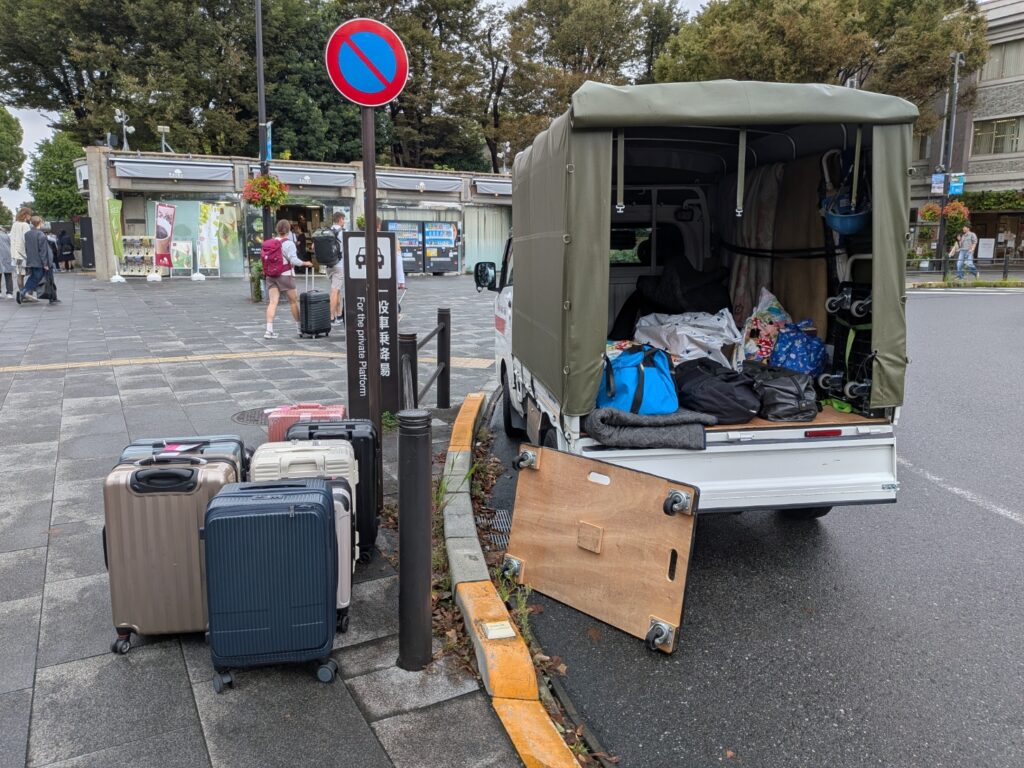 上野駅公園口で修学旅行の生徒さんを待つ赤帽トラック
