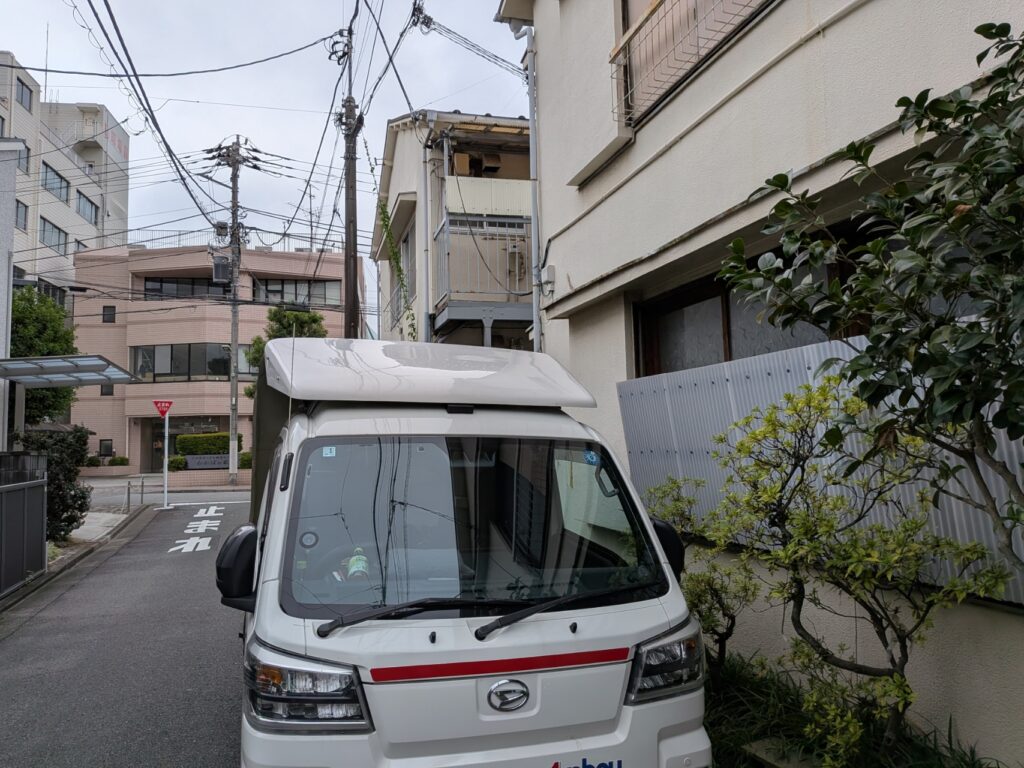 引越し当日の積み残し配送で大田区千鳥の旧居へ到着した赤帽トラック