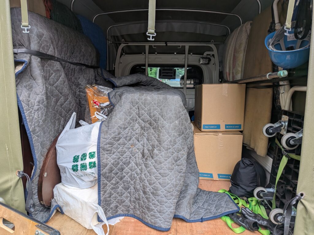 大田区千鳥で引越しの積み残しとなった段ボールや家具を赤帽トラックへ積み込んだ様子