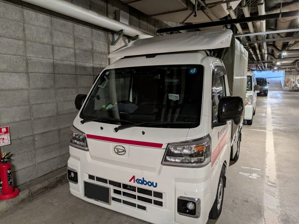 名古屋市から建築模型4点を配送して東京都港区の納品先へ到着した赤帽松本運送トラック