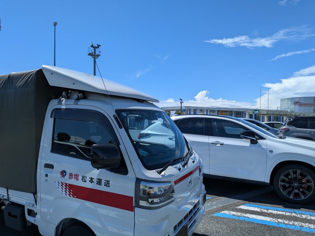 名古屋へ向かう途中の沼津サービスエリアでは青空が広がっていました