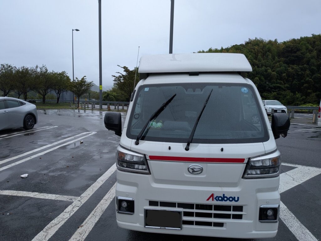 静岡県内の強い雨の中で名古屋市へ建築模型を配送する赤帽トラック