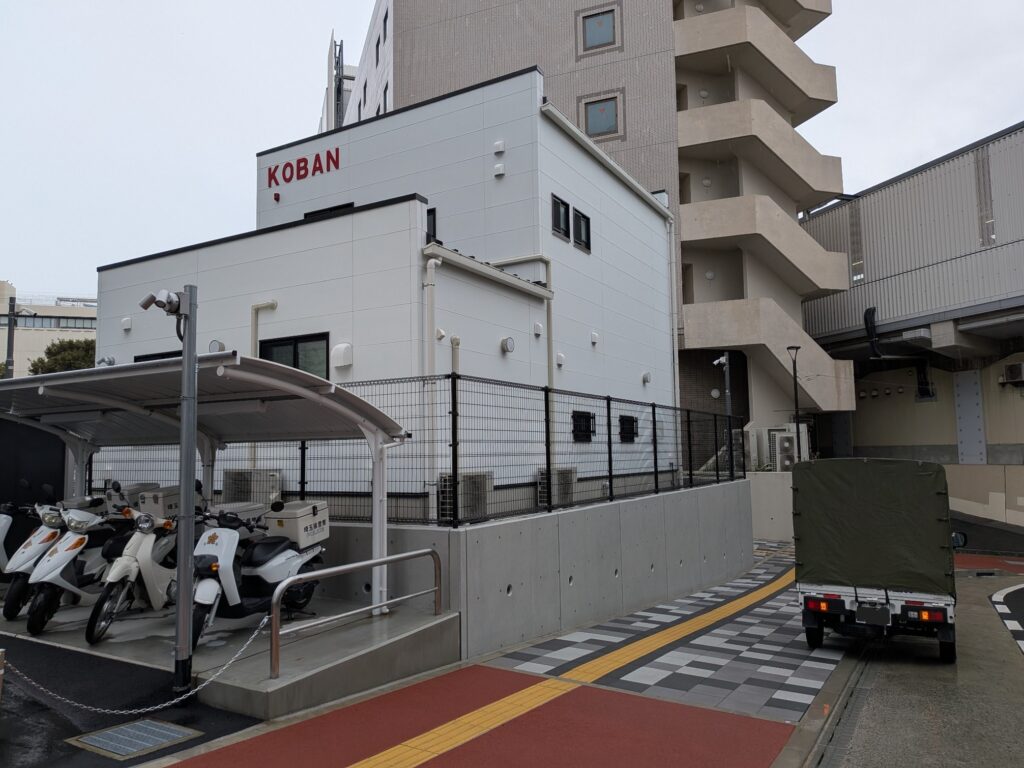 浦和駅西口の交番脇で待ち合わせ、修学旅行カバンをお預かり