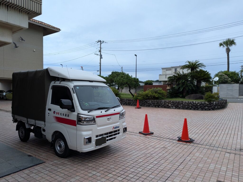 修学旅行カバンを赤帽トラックへ積込み、鎌倉市のホテルまで貸切配送