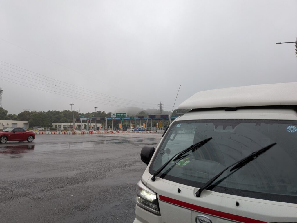 修学旅行カバンの復路配送中に強い雨が降る釜利谷本線料金所付近