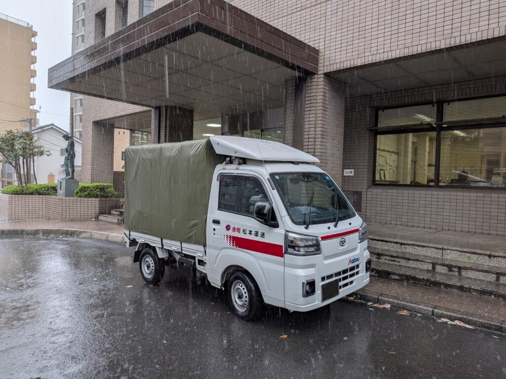 土砂降りの中で学校へ到着。車寄せを利用してカバンをお渡し