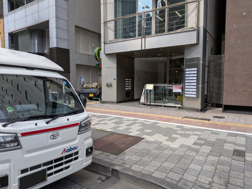 中央区銀座でスタンド付き55インチモニターを集荷する赤帽松本運送トラック