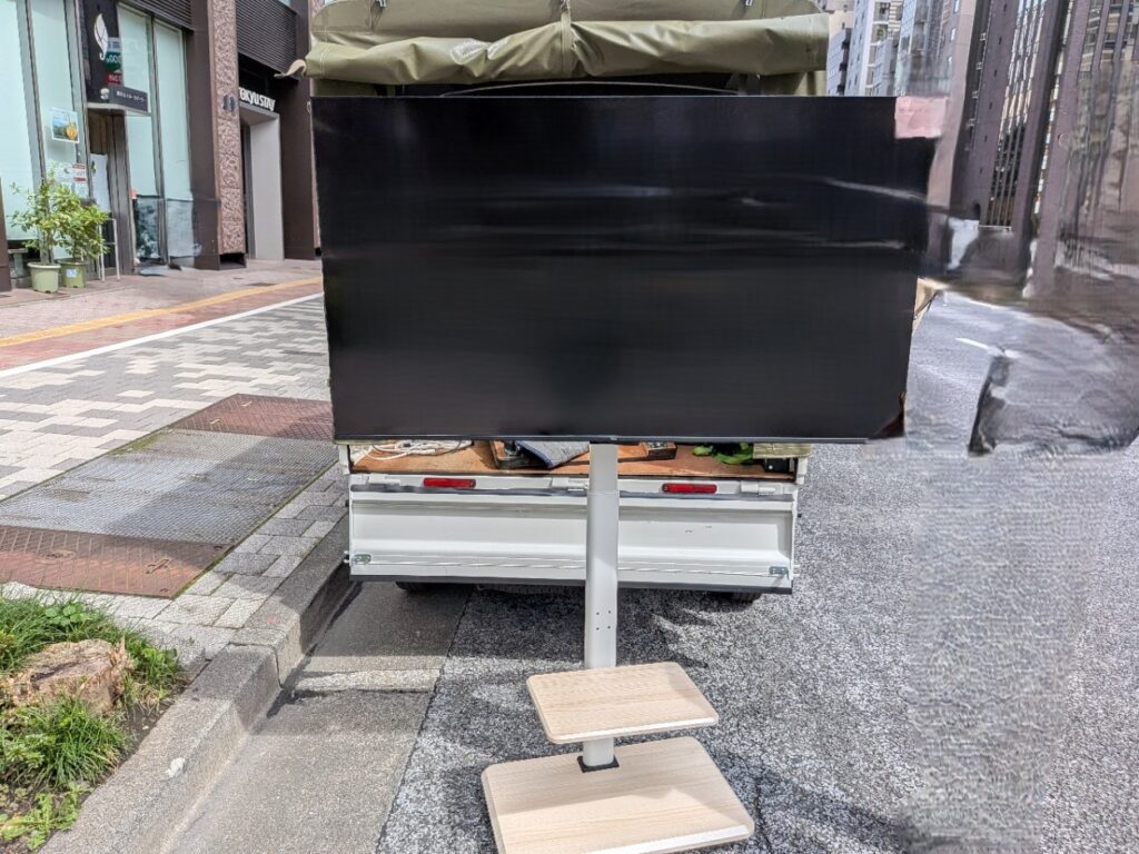 銀座から日本橋中洲へ配送するスタンド付き55インチモニター