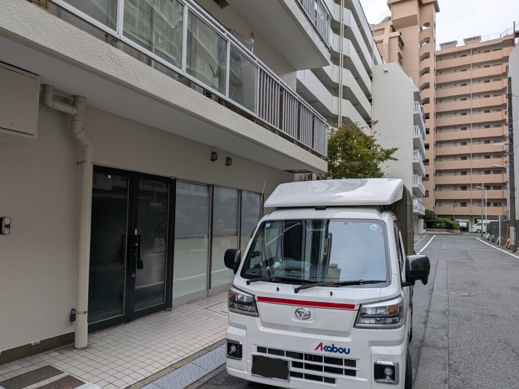 銀座からスタンド付き55インチモニターを配送した日本橋中洲の赤帽松本運送トラック