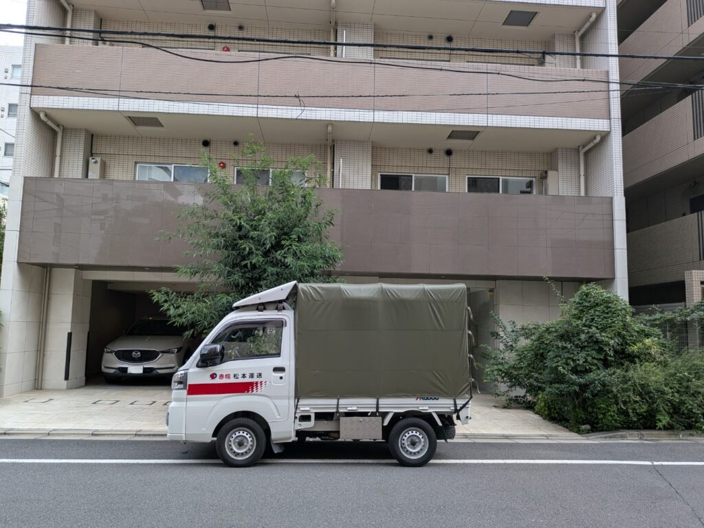 墨田区向島から川口市への単身引越しで旧居マンション前に停車した赤帽松本運送トラック