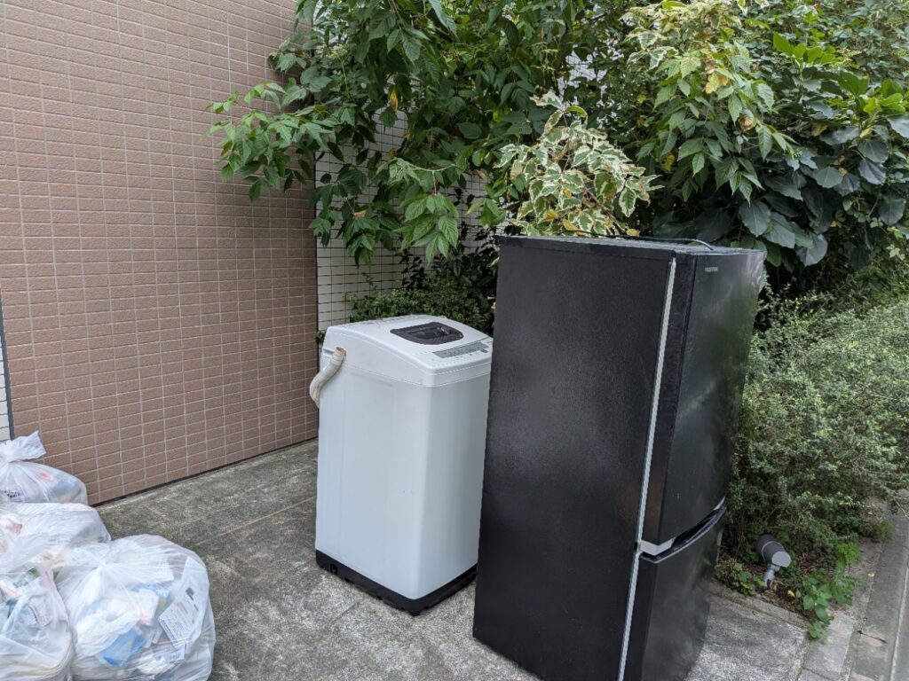 引取り前の冷蔵庫と洗濯機を墨田区のマンションのゴミ置き場まで移動した様子