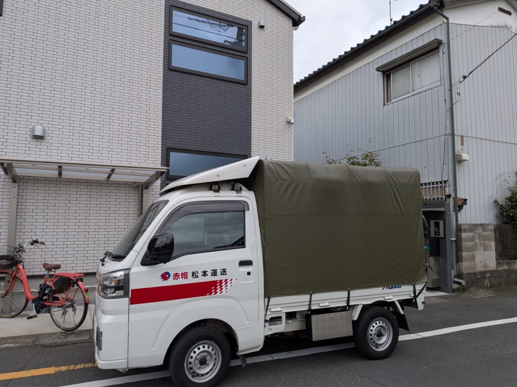 墨田区からの単身引越しで川口市芝樋ノ爪の新居へ到着した赤帽松本運送トラック