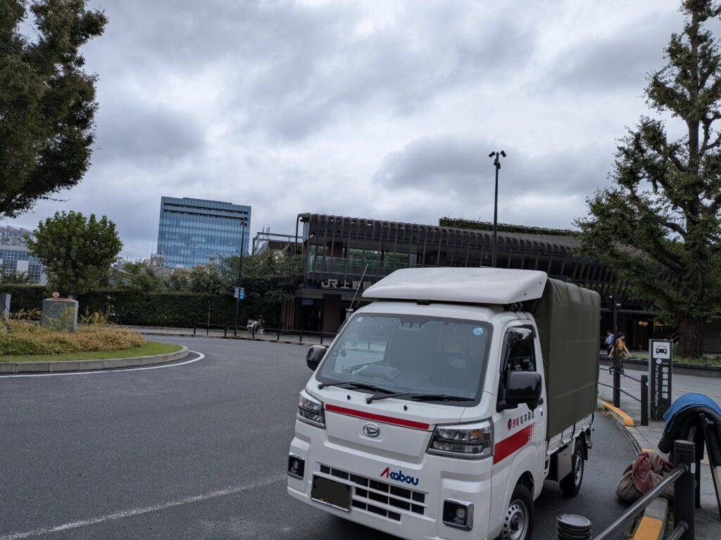 修学旅行のカバン配送で上野駅公園口に待機する赤帽松本運送のトラック