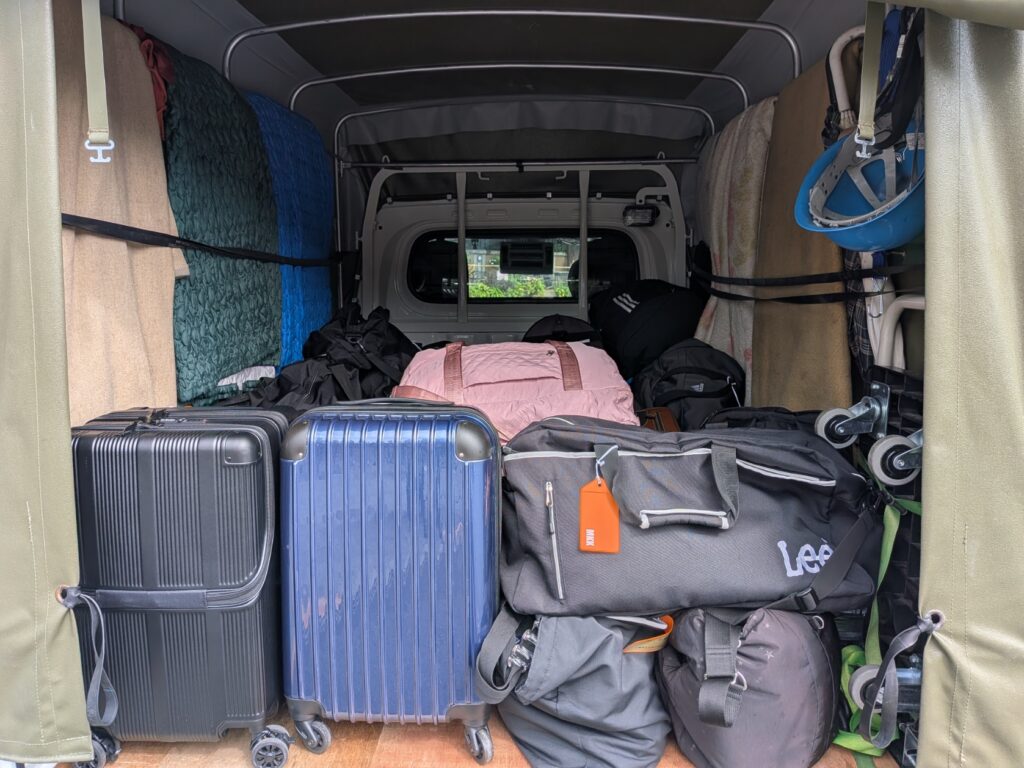 修学旅行で使用するスーツケースや旅行カバンを赤帽トラックに積み込んだ様子