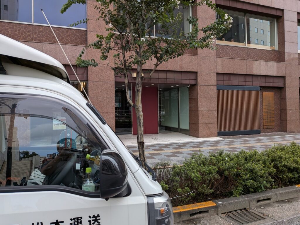 修学旅行のカバンを届けた台東区浅草のホテル前の赤帽松本運送トラック