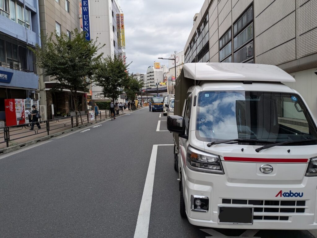 修学旅行カバンの復路配送で上野駅浅草口に到着した赤帽松本運送トラック