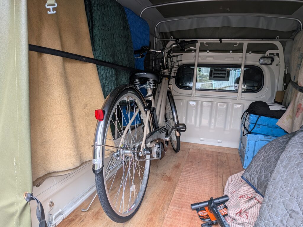 赤帽車の荷台に積み込んだ電動自転車と付属品