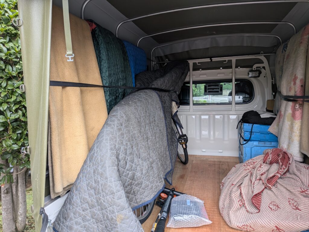 キルティングパッドで養生しゴムバンドで固定した電動自転車